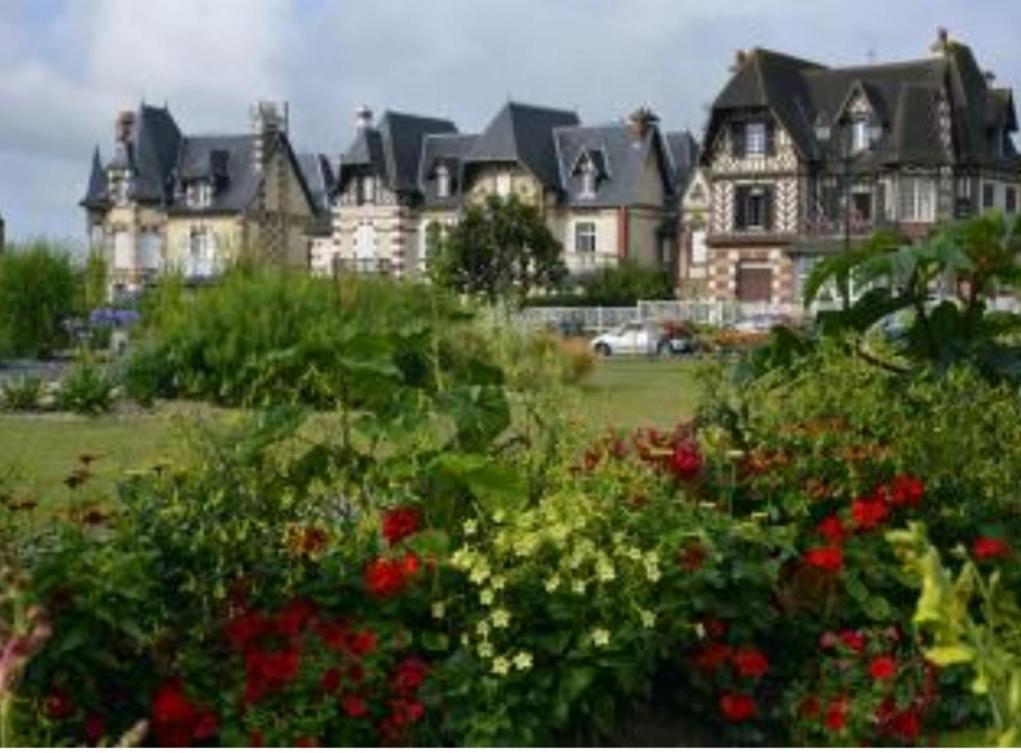 Cosy Appartement Dans Une Villa Avec Piscine, Proche Du Centre Et De La Mer Cabourg Exterior photo